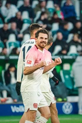 1. Bundesliga: VfL Wolfsburg vs. Bayer 04 Leverkusen, 22.11.2025 TOR DURCH Jonas Hofmann (Bayer 04 Leverkusen, 7) JUBEL 1:0; Fußball, 1. Bundesliga, 11. Spieltag: VfL Wolfsburg vs. Bayer 04 Leverkusen am 22.11.2025 in der Volkswagen Arena, Wolfsburg DFL REGULATIONS PROHIBIT ANY USE OF PHOTOGRAPHS AS IMAGE SEQUENCES AND OR QUASI-VIDEO. Copyright: xBEAUTIFULxSPORTS Tonhäuserx