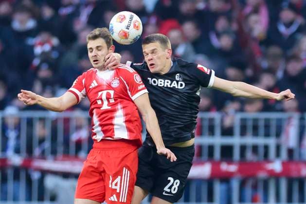Josip Stanisic (FC Bayern Muenchen) und Matthias Ginter (SC Freiburg) kaempfen um den Ball, Bundesliga, FC Bayern München v Club Freiburg, Allianz Arena am 22. November 2025 in München, Deutschland. (Foto von Marco Steinbrenner DeFodi Images) Josip Stanisic (FC Bayern Muenchen) und Matthias Ginter (SC Freiburg) battle for the ball, Bundesliga, FC Bayern München v Sport-Club Freiburg, Allianz Arena, November 22, 2025 in München, Germany. (Photo by Marco Steinbrenner DeFodi Images) DFL regulations prohibit any use of photographs as image sequences and or quasi-video.