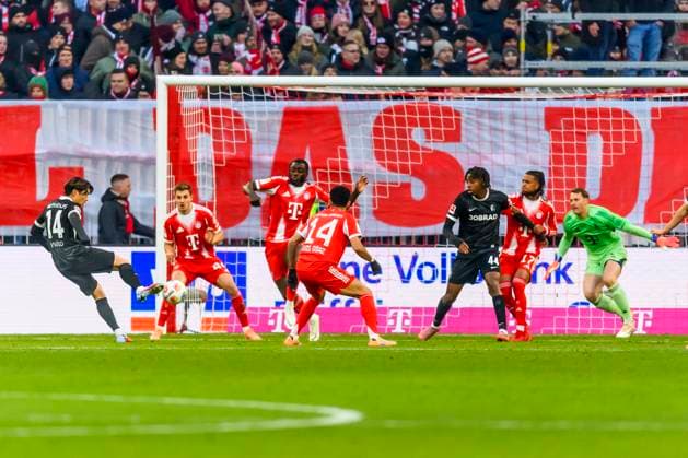 GER, DFB, FC Bayern Muenchen vs. SC Freiburg 22.11.2025, Allianz Arena, Muenchen, GER, DFB, FC Bayern Muenchen vs. SC Freiburg, im Bild Torschuss zum 0-1 durch Yuito Suzuki (Freiburg 14) mit Manuel Neuer (FCB 1) Luis D’az (FCB 14)