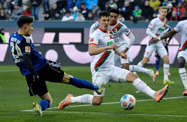 22.11.2025, xemx, Fussball 1.Bundesliga, FC Augsburg - Hamburger SV v.l. Nicolas Capaldo (Hamburger SV), Keven Schlotterbeck (FC Augsburg) Zweikampf, Aktion, action, battle for the ball (DFL DFB REGULATIONS PROHIBIT ANY USE OF PHOTOGRAPHS as IMAGE SEQUENCES and or QUASI-VIDEO) Augsburg
