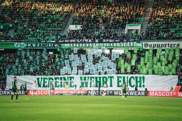 1. Bundesliga: VfL Wolfsburg vs. Bayer 04 Leverkusen, 22.11.2025 VfL Wolfsburg Fans protestieren ( Vereine, wehrt euch! ); Fußball, 1. Bundesliga, 11. Spieltag: VfL Wolfsburg vs. Bayer 04 Leverkusen am 22.11.2025 in der Volkswagen Arena, Wolfsburg DFL REGULATIONS PROHIBIT ANY USE OF PHOTOGRAPHS AS IMAGE SEQUENCES AND OR QUASI-VIDEO. Copyright: xBEAUTIFULxSPORTS Tonhäuserx