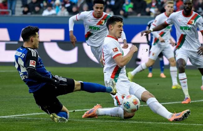 22.11.2025, xemx, Fussball 1.Bundesliga, FC Augsburg - Hamburger SV v.l. Nicolas Capaldo (Hamburger SV), Keven Schlotterbeck (FC Augsburg) Zweikampf, Aktion, action, battle for the ball (DFL DFB REGULATIONS PROHIBIT ANY USE OF PHOTOGRAPHS as IMAGE SEQUENCES and or QUASI-VIDEO) Augsburg