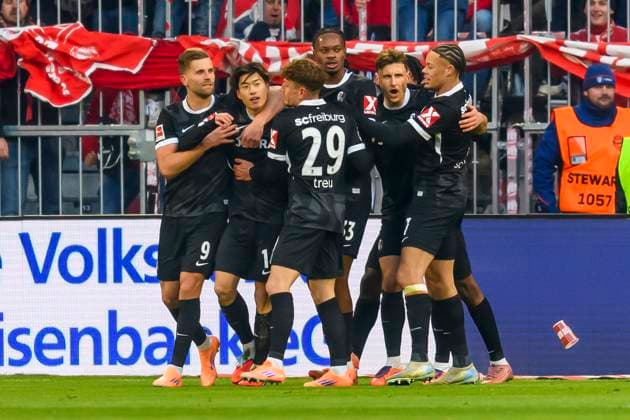 GER, DFB, FC Bayern Muenchen vs. SC Freiburg 22.11.2025, Allianz Arena, Muenchen, GER, DFB, FC Bayern Muenchen vs. SC Freiburg, im Bild Jubel nach dem Tor zum 0-1 durch Yuito Suzuki (Freiburg 14) mit Philipp Treu (Freiburg 29) Lucas Hoeler Höler (Freiburg 9)