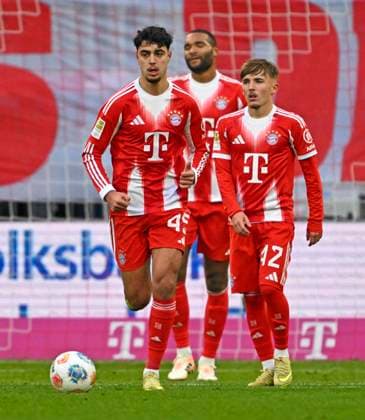 22.11.2025, Fussball Bundesliga 2025 2026, 11.Spieltag, FC Bayern München - SC Freiburg, in der Allianz-Arena München, Die Bayern Spieler sind enttäuscht. v.l.Aleksandar Pavlovic (FC Bayern München), Jonathan Tah (FC Bayern München) und Lennart Karl (FC Bayern München)