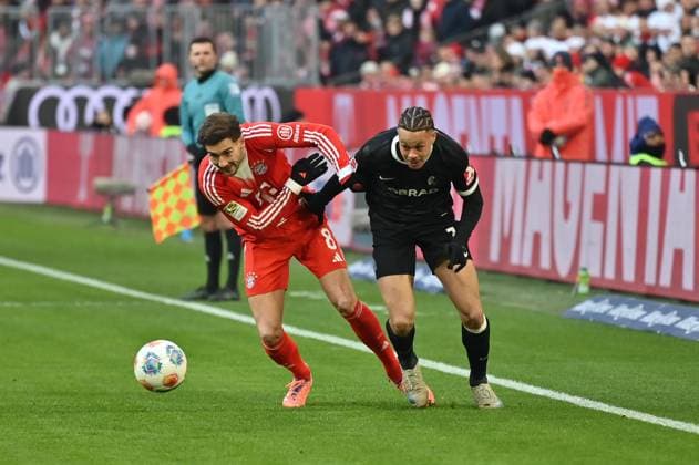 GER, Bayern, Muenchen, Fussball, FC Bayern Muenchen - SC Freiburg, in der Allianz Arena, Muenchen, Bundesliga, 11. Spieltag, 22.11.25, v.l. Leon Goretzka (FC Bayern Muenchen, 8), Derry Scherhant (SC Freiburg, 7), im Zweikampf um den Ball DFL DFB regulations prohibit any use of photographs as image sequences and or quasi-video, Copyright: HMB-Media MichaelxNibel