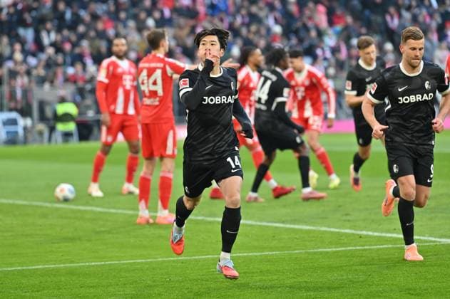 GER, Bayern, Muenchen, Fussball, FC Bayern Muenchen - SC Freiburg, in der Allianz Arena, Muenchen, Bundesliga, 11. Spieltag, 22.11.25, v.l. Yuito Suzuki (SC Freiburg, 14), tTorjubel, Freude, Emotionen, Jubel, Feiern, Goal Scored, Celebrate DFL DFB regulations prohibit any use of photographs as image sequences and or quasi-video, Copyright: HMB-Media MichaelxNibel