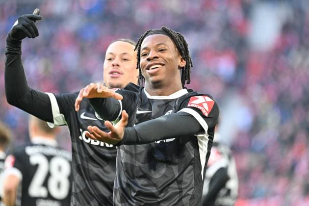 GER, Bayern, Muenchen, Fussball, FC Bayern Muenchen - SC Freiburg, in der Allianz Arena, Muenchen, Bundesliga, 11. Spieltag, 22.11.25, v.l. Johan Manzambi (SC Freiburg, 44), Torjubel, Freude, Emotionen, Jubel, Feiern, Goal Scored, Celebrate DFL DFB regulations prohibit any use of photographs as image sequences and or quasi-video, Copyright: HMB-Media MichaelxNibel