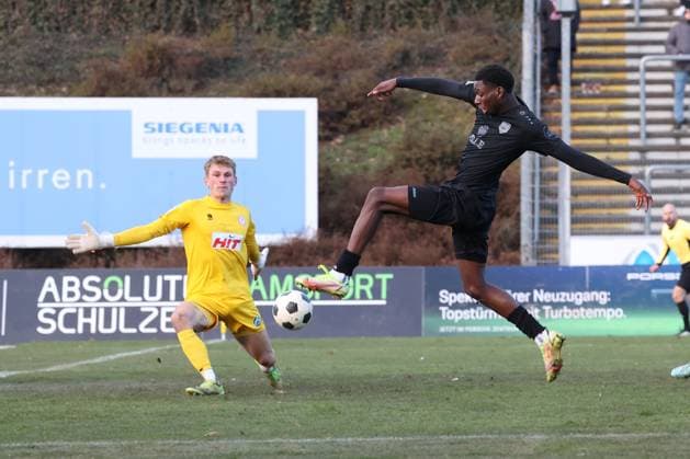 Josue Santo (SI) re. erzielt in dieser Szene das Tor zum 2:2 Torwart Lennart Winkler (K) li. Kann nicht mehr eingreifen Fussball Regionalliga West, 16. Spieltag, Sportfreunde Siegen - SC Fortuna Koeln (Köln), am 22.11.2025 in Siegen Deutschland.