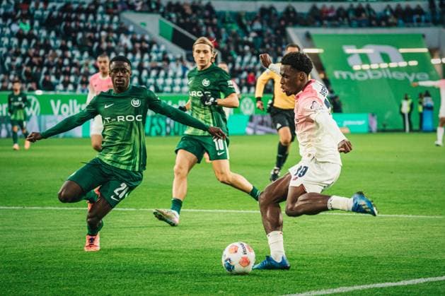 1. Bundesliga: VfL Wolfsburg vs. Bayer 04 Leverkusen, 22.11.2025 Ernest Poku (Bayer 04 Leverkusen, 19) am Ball; Fußball, 1. Bundesliga, 11. Spieltag: VfL Wolfsburg vs. Bayer 04 Leverkusen am 22.11.2025 in der Volkswagen Arena, Wolfsburg DFL REGULATIONS PROHIBIT ANY USE OF PHOTOGRAPHS AS IMAGE SEQUENCES AND OR QUASI-VIDEO. Copyright: xBEAUTIFULxSPORTS Tonhäuserx