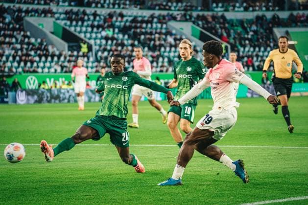 1. Bundesliga: VfL Wolfsburg vs. Bayer 04 Leverkusen, 22.11.2025 Ernest Poku (Bayer 04 Leverkusen, 19) am Ball; Fußball, 1. Bundesliga, 11. Spieltag: VfL Wolfsburg vs. Bayer 04 Leverkusen am 22.11.2025 in der Volkswagen Arena, Wolfsburg DFL REGULATIONS PROHIBIT ANY USE OF PHOTOGRAPHS AS IMAGE SEQUENCES AND OR QUASI-VIDEO. *** 1 Bundesliga VfL Wolfsburg vs Bayer 04 Leverkusen, 22 11 2025 Ernest Poku Bayer 04 Leverkusen, 19 on the ball Football, 1 Bundesliga, Matchday 11 VfL Wolfsburg vs Bayer 04 Leverkusen on 22 11 2025 at the Volkswagen Arena, Wolfsburg DFL REGULATIONS PROHIBIT ANY USE OF PHOTOGRAPHS AS IMAGE SEQUENCES AND OR QUASI VIDEO Copyright: xBEAUTIFULxSPORTS Tonhäuserx