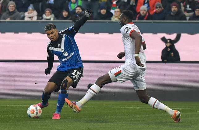 22.11.2025, xemx, Fussball 1.Bundesliga, FC Augsburg - Hamburger SV v.l. Ransford Koenigsdoerfer (Hamburger SV), Chrislain Matsima (FC Augsburg) mit Torschuss an Latte (DFL DFB REGULATIONS PROHIBIT ANY USE OF PHOTOGRAPHS as IMAGE SEQUENCES and or QUASI-VIDEO) Augsburg