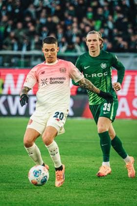 1. Bundesliga: VfL Wolfsburg vs. Bayer 04 Leverkusen, 22.11.2025 Alejandro Grimaldo (Bayer 04 Leverkusen, 20) am Ball; Fußball, 1. Bundesliga, 11. Spieltag: VfL Wolfsburg vs. Bayer 04 Leverkusen am 22.11.2025 in der Volkswagen Arena, Wolfsburg DFL REGULATIONS PROHIBIT ANY USE OF PHOTOGRAPHS AS IMAGE SEQUENCES AND OR QUASI-VIDEO. Copyright: xBEAUTIFULxSPORTS Tonhäuserx