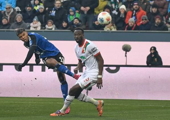 22.11.2025, xemx, Fussball 1.Bundesliga, FC Augsburg - Hamburger SV v.l. Ransford Koenigsdoerfer (Hamburger SV), Chrislain Matsima (FC Augsburg) mit Torschuss an Latte (DFL DFB REGULATIONS PROHIBIT ANY USE OF PHOTOGRAPHS as IMAGE SEQUENCES and or QUASI-VIDEO) Augsburg