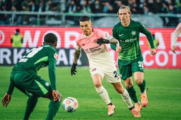1. Bundesliga: VfL Wolfsburg vs. Bayer 04 Leverkusen, 22.11.2025 Alejandro Grimaldo (Bayer 04 Leverkusen, 20) am Ball; Fußball, 1. Bundesliga, 11. Spieltag: VfL Wolfsburg vs. Bayer 04 Leverkusen am 22.11.2025 in der Volkswagen Arena, Wolfsburg DFL REGULATIONS PROHIBIT ANY USE OF PHOTOGRAPHS AS IMAGE SEQUENCES AND OR QUASI-VIDEO. Copyright: xBEAUTIFULxSPORTS Tonhäuserx