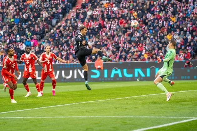 Max Rosenfelder (37 Freiburg) und Manuel Neuer (1 Bayern) in Aktion beim Bundesligaspiel FC Bayern München - SC Freiburg am 22.11.2025.