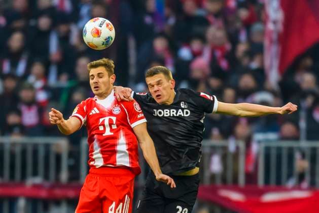 GER, DFB, FC Bayern Muenchen vs. SC Freiburg 22.11.2025, Allianz Arena, Muenchen, GER, DFB, FC Bayern Muenchen vs. SC Freiburg, im Bild Luis D’az (FCB 14) im Zweikampf gegen Matthias Ginter (Freiburg 28)