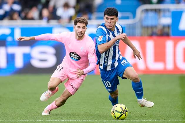 November 22, 2025, Vitoria, Alava, SPAIN: Javi Rueda of RC Celta de Vigo competes for the ball with Carles Alena of Deportivo Alaves during the LaLiga EA Sports match between Deportivo Alaves and RC Celta de Vigo at Mendizorrotza on November 22, 2025, in Vitoria, Spain. Vitoria SPAIN - ZUMAa181 20251122_zaa_a181_055 Copyright: xRicardoxLarreinax