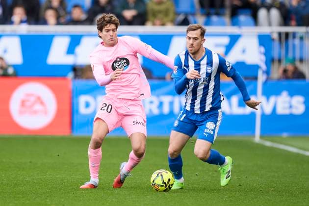 November 22, 2025, Vitoria, Alava, SPAIN: Marcos Alonso of RC Celta de Vigo competes for the ball with Toni Martinez of Deportivo Alaves during the LaLiga EA Sports match between Deportivo Alaves and RC Celta de Vigo at Mendizorrotza on November 22, 2025, in Vitoria, Spain. Vitoria SPAIN - ZUMAa181 20251122_zaa_a181_057 Copyright: xRicardoxLarreinax