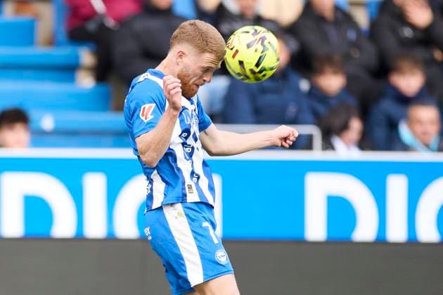 November 22, 2025, Vitoria, Alava, SPAIN: Carlos Vicente of Deportivo Alaves in action during the LaLiga EA Sports match between Deportivo Alaves and RC Celta de Vigo at Mendizorrotza on November 22, 2025, in Vitoria, Spain. Vitoria SPAIN - ZUMAa181 20251122_zaa_a181_059 Copyright: xRicardoxLarreinax