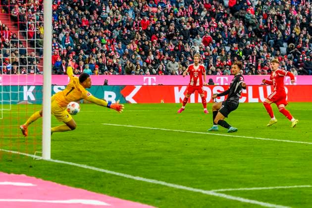 GER, DFB, FC Bayern Muenchen vs. SC Freiburg 22.11.2025, Allianz Arena, Muenchen, GER, DFB, FC Bayern Muenchen vs. SC Freiburg, im Bild Tor zum 1-2 durch Lennart Karl (FCB 42) mit Noah Atubolu (Freiburg 1)