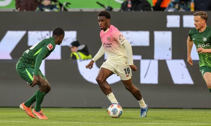 DEU, Wolfsburg, VfL Wolfsburg vs Bayer Leverkusen, Bundesliga, DFB, Saison 2526, Volkswagen Arena, 11. Spieltag, im Bild v.l.n.r: Saël Kumbedi (VfL Wolfsburg 26), Jesper Lindström (VfL Wolfsburg 19) DFB DFL REGULATIONS PROHIBIT ANY USE OF PHOTOGRAPHS AS IMAGE SEQUENCES AND OR QUASI-VIDEO, 22.11.2025 Copyright: HMBxMedia HendrikxHamelau