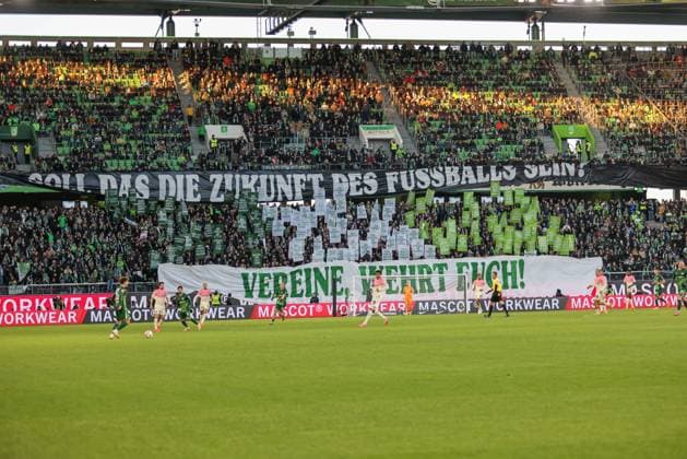 DEU, Wolfsburg, VfL Wolfsburg vs Bayer Leverkusen, Bundesliga, DFB, Saison 2526, Volkswagen Arena, 11. Spieltag, im Bild: Fan Protest Wolfsburg DFB DFL REGULATIONS PROHIBIT ANY USE OF PHOTOGRAPHS AS IMAGE SEQUENCES AND OR QUASI-VIDEO, 22.11.2025 Copyright: HMBxMedia HendrikxHamelau