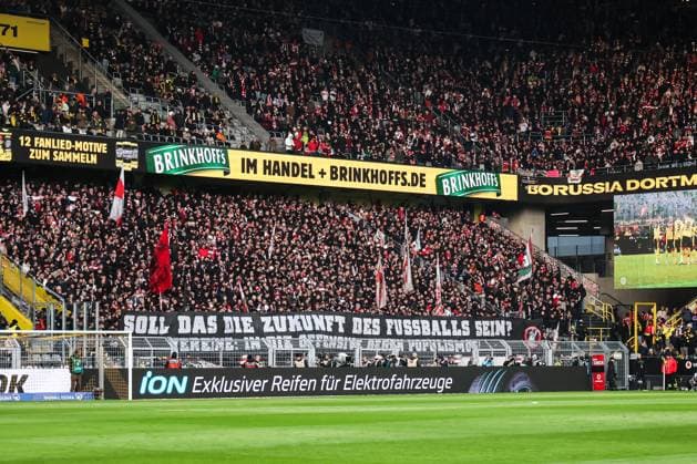 Fussball, Bundesliga Saison 2025 2026 11. Spieltag Borussia Dortmund - VfB Stuttgart 22.11.2025, SIGNAL IDUNA PARK Fans VfB Stuttgart mit einem Protestbanner mit der Aufschrift Soll das die Zukunft des Fussballs sein? Dortmund SIGNAL IDUNA PARK Nordrhein-Westfalen Deutschland