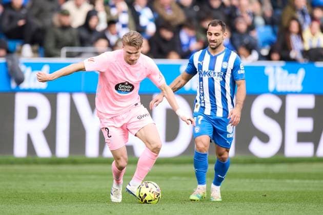 November 22, 2025, Vitoria, Alava, SPAIN: Carl Starfelt of RC Celta de Vigo competes for the ball with Jonathan Castro Jonny Otto of Deportivo Alaves during the LaLiga EA Sports match between Deportivo Alaves and RC Celta de Vigo at Mendizorrotza on November 22, 2025, in Vitoria, Spain. Vitoria SPAIN - ZUMAa181 20251122_zaa_a181_066 Copyright: xRicardoxLarreinax