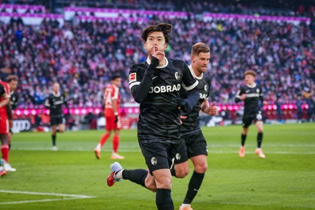 Deutschland: Fussball Bundesliga 2025 26, 11. Spieltag - FC Bayern vs SC Freiburg - Allianz-Arena (München): Tor und Torjubel zum 0:1 durch Yuito Suzuki (SC Freiburg, 14) Freude, Emotionen, Jubel München Bayern Deutschland Copyright: xJOERANxSTEINIEKx
