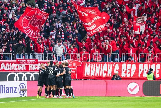 Team (SC Freiburg) Tor zum 0 : 2 beim Spiel zwischen FC Bayern München v SC Freiburg, Fußball, Herren, Bundesliga, 2025 2026, 11.Spieltag am 22.11.2025 in München, Allianz-Arena. DFL and DFB regulations prohibit any use of photographs as image sequences and or quasi-video. Bayern Deutschland