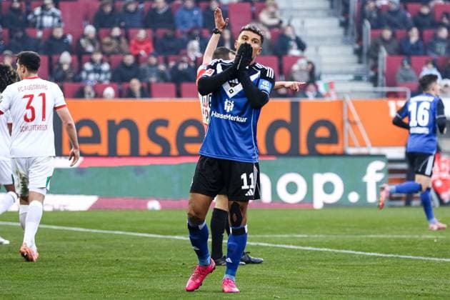 Torchance fuer Ransford Konigsdorffer (Hamburger SV, 11) nur an den Pfosten GER, FC Augsburg vs. Hamburger SV, 1.Bundesliga Fussball, 11. Spieltag, Saison 2025 2026, 22.11.2025 DFB DFL REGULATIONS PROHIBIT ANY USE OF PHOTOGRAPHS AS IMAGE SEQUENCES AND OR QUASI-VIDEO GER, FC Augsburg vs. Hamburger SV, 1.Bundesliga Fussball, 11. Spieltag, Saison 2025 2026, 22.11.2025 Augsburg Copyright: xEibner-Pressefoto RogerxBuerkex EP_RBE