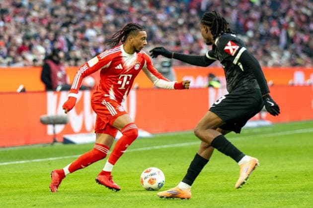 Michael Olise 17 (FC Bayern Muenchen), im Zweikampf mit Jordy Makengo 33 (SC Freiburg), FC Bayern Muenchen - SC Freiburg, Fussball, Bundesliga, 11. Spieltag, 22.11.2025 DFB regulations prohibit any use of photographs as image sequences and or quasi-video Muenchen Bayern Deutschland