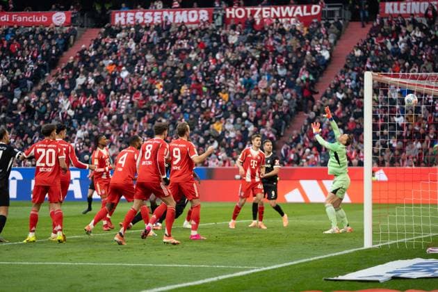 Tor zum 0-2 beim Bundesligaspiel FC Bayern München - SC Freiburg am 22.11.2025.