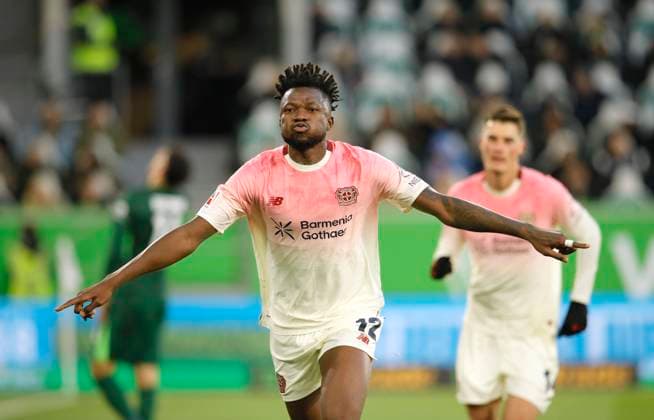 Foto : Torjubel bei den Spielern aus Leverkusen nach dem 0-2 Treffer durch Edmond TAPSOBA Fussball 1. Bundesliga, 11. Spieltag am Sa. 22.11.2025 VfL Wolfsburg - Bayer 04 Leverkusen