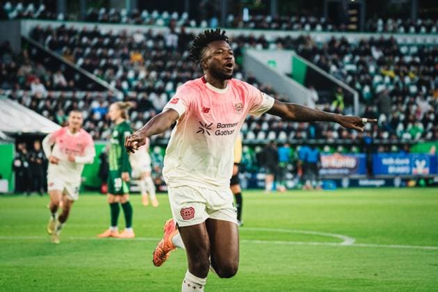 1. Bundesliga: VfL Wolfsburg vs. Bayer 04 Leverkusen, 22.11.2025 TOR Edmond Tapsoba (Bayer 04 Leverkusen, 12) zum 2:0 JUBEL; Fußball, 1. Bundesliga, 11. Spieltag: VfL Wolfsburg vs. Bayer 04 Leverkusen am 22.11.2025 in der Volkswagen Arena, Wolfsburg DFL REGULATIONS PROHIBIT ANY USE OF PHOTOGRAPHS AS IMAGE SEQUENCES AND OR QUASI-VIDEO. Copyright: xBEAUTIFULxSPORTS Tonhäuserx