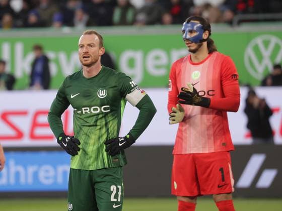 Maximilian Arnold (VfL Wolfsburg), Kamil Grabara (VfL Wolfsburg) Fussball, Herren, Saison 2025 2026, 1.Liga, Bundesliga, Volkswagenarena, VfL Wolfsburg gegen Bayer Leverkusen DFL REGULATIONS PROHIBIT ANY USE OF PHOTOGRAPHS AS IMAGE SEQUENCES AND OR QUASI-VIDEO.