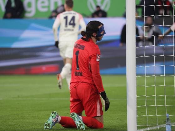 0-2 durch Edmond Tapsoba (Bayer 04 Leverkusen), Kamil Grabara (VfL Wolfsburg) ist bedient Fussball, Herren, Saison 2025 2026, 1.Liga, Bundesliga, Volkswagenarena, VfL Wolfsburg gegen Bayer Leverkusen DFL REGULATIONS PROHIBIT ANY USE OF PHOTOGRAPHS AS IMAGE SEQUENCES AND OR QUASI-VIDEO.