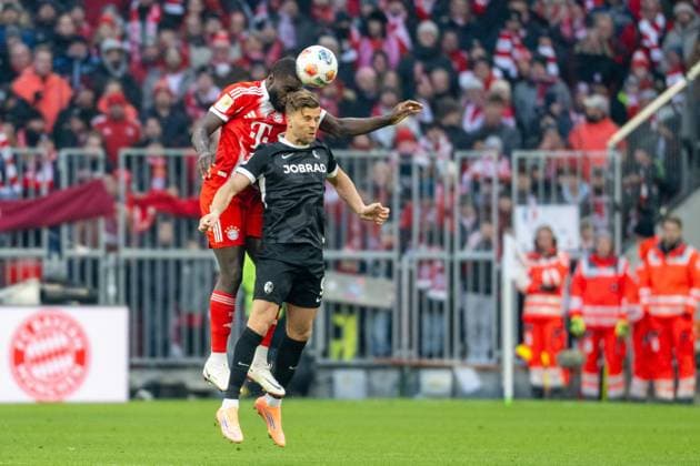 Dayot Upamecano 2 (FC Bayern Muenchen), Kopfball im Zweikampf mit Lucas Hoeler 9 (SC Freiburg), FC Bayern Muenchen - SC Freiburg, Fussball, Bundesliga, 11. Spieltag, 22.11.2025 DFB regulations prohibit any use of photographs as image sequences and or quasi-video Muenchen Bayern Deutschland