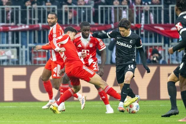 Aleksandar Pavlovic 45 (FC Bayern Muenchen), Dayot Upamecano 2 (FC Bayern Muenchen) im Zweikampf mit Yuito Suzuki 14 (SC Freiburg), FC Bayern Muenchen - SC Freiburg, Fussball, Bundesliga, 11. Spieltag, 22.11.2025 DFB regulations prohibit any use of photographs as image sequences and or quasi-video Muenchen Bayern Deutschland