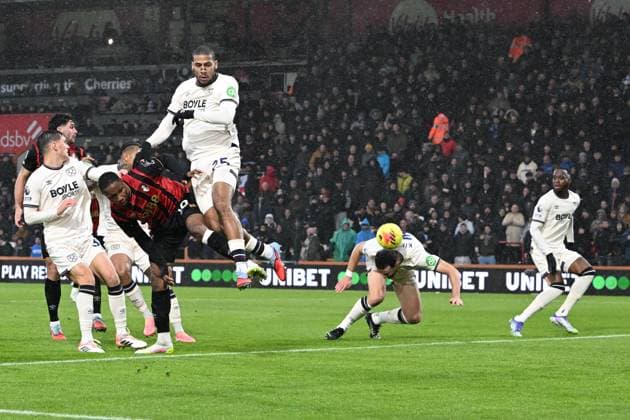 Bournemouth v West Ham United Premier League 22 11 2025. Max Kilman (3) of West Ham United heads the ball out from a Bournemouth free kick during the Premier League match between Bournemouth and West Ham United at the Vitality Stadium, Bournemouth, England on 22 November 2025. Bournemouth Vitality Stadium Dorset England Editorial use only DataCo restrictions apply See www.football-dataco.com , Copyright: xGrahamxHuntx PSI-23261-0016