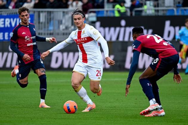 Genoa s Lorenzo Colombo in action during the Serie A soccer match between Cagliari Calcio and Genoa at the Unipol Domus in Cagliari, Sardinia - Saturday, 22 november 2025. - Soccer  Copyright: xGianlucaxZuddas LaPressex