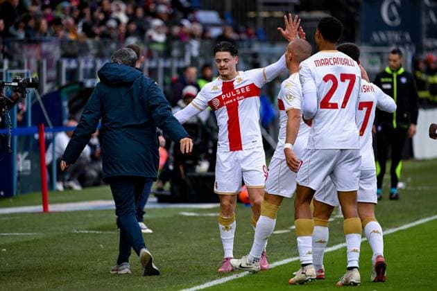 Genoa s Vitor Manuel Carvalho De Oliveira celebrates after scoring the goal for 0-1 during the Serie A soccer match between Cagliari Calcio and Genoa at the Unipol Domus in Cagliari, Sardinia - Saturday, 22 november 2025. - Soccer  Copyright: xGianlucaxZuddas LaPressex