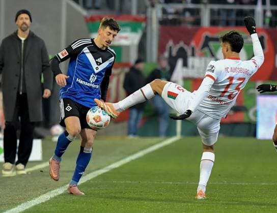 22.11.2025, xemx, Fussball 1.Bundesliga, FC Augsburg - Hamburger SV v.l. Giorgi Gocholeishvili (Hamburger SV), Dimitrios Giannoulis (FC Augsburg) Zweikampf, Aktion, action, battle for the ball (DFL DFB REGULATIONS PROHIBIT ANY USE OF PHOTOGRAPHS as IMAGE SEQUENCES and or QUASI-VIDEO) Augsburg