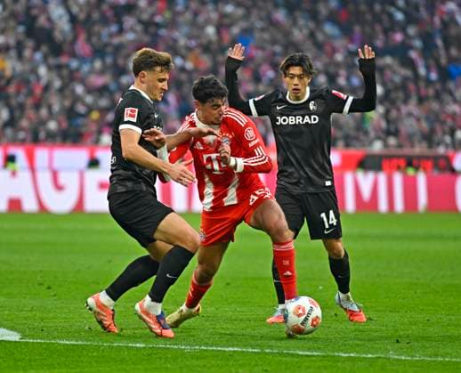 22.11.2025, Fussball Bundesliga 2025 2026, 11.Spieltag, FC Bayern München - SC Freiburg, in der Allianz-Arena München, v.l. Maximilian Eggestein (SC Freiburg), Aleksandar Pavlovic (Bayern München) , Yuito Suzuki (SC Freiburg)
