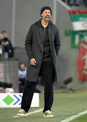 22.11.2025, xemx, Fussball 1.Bundesliga, FC Augsburg - Hamburger SV v.l. Cheftrainer Sandro Wagner (FC Augsburg) gibt Anweisungen, gestikuliert mit den Armen, gesticulate, gives instructions (DFL DFB REGULATIONS PROHIBIT ANY USE OF PHOTOGRAPHS as IMAGE SEQUENCES and or QUASI-VIDEO) Augsburg