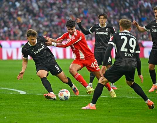 22.11.2025, Fussball Bundesliga 2025 2026, 11.Spieltag, FC Bayern München - SC Freiburg, in der Allianz-Arena München, v.l. Maximilian Eggestein (SC Freiburg), Aleksandar Pavlovic (Bayern München) , Yuito Suzuki (SC Freiburg) und Philipp Treu (SC Freiburg)