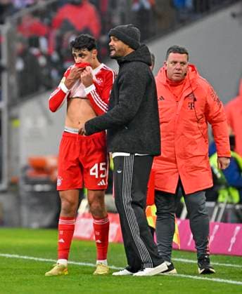 22.11.2025, Fussball Bundesliga 2025 2026, 11.Spieltag, FC Bayern München - SC Freiburg, in der Allianz-Arena München, v.l. Aleksandar Pavlovic (FC Bayern München) und Trainer Vincent Kompany (FC Bayern München) besprechen sich