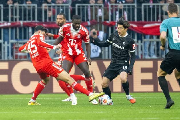 Aleksandar Pavlovic 45 (FC Bayern Muenchen), Dayot Upamecano 2 (FC Bayern Muenchen) im Zweikampf mit Yuito Suzuki 14 (SC Freiburg), FC Bayern Muenchen - SC Freiburg, Fussball, Bundesliga, 11. Spieltag, 22.11.2025 DFB regulations prohibit any use of photographs as image sequences and or quasi-video Muenchen Bayern Deutschland