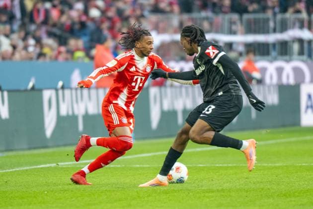Michael Olise 17 (FC Bayern Muenchen) im Zweikampf mit Jordy Makengo 33 (SC Freiburg), FC Bayern Muenchen - SC Freiburg, Fussball, Bundesliga, 11. Spieltag, 22.11.2025 DFB regulations prohibit any use of photographs as image sequences and or quasi-video Muenchen Bayern Deutschland