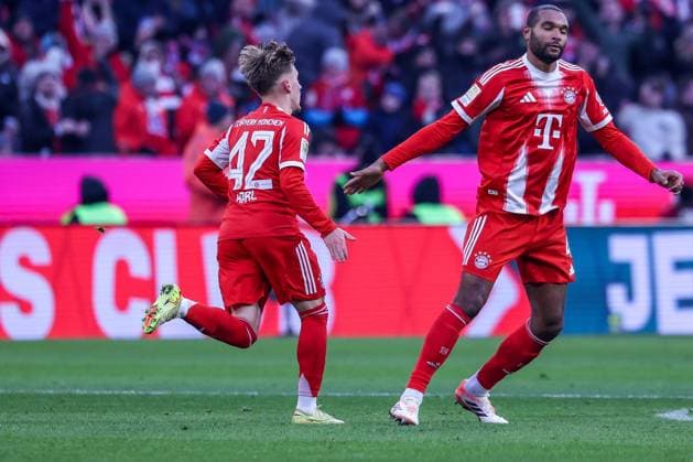 Jonathan Tah 4 (FC Bayern Muenchen) gratuliert Lennart Karl 42 (FC Bayern Muenchen) zu seinem Treffer zum 1:2, Jubel, FC Bayern Muenchen vs. SC Freiburg, Fussball, Bundesliga, DFL, Saison 2025 2026, Hinrunde, 22.11.2025 DFB regulations prohibit any use of photographs as image sequences and or quasi-video Muenchen Bayern Deutschland